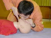 最初の3枚の画像の代替テキストを「心肺蘇生法の実施​の画像1