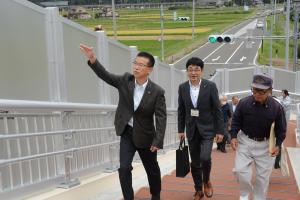 山田市長、歩道橋わたる