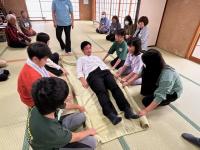 毛布でタンカの様子