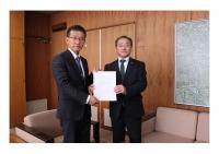 報告書を長南議長から山田市長へ提出しました。