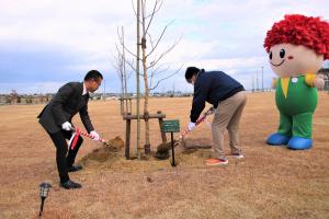 山田市長と植樹