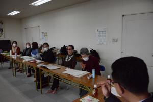 手話であいさつしている様子
