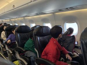 機内