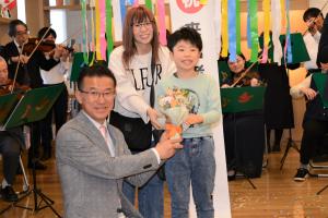 記念の花束贈呈