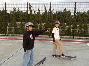 なとりスーパーキッズの二人が並んでいる写真