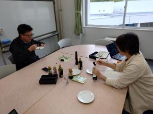 せりドレッシングを試作している様子