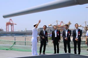 「なとり」艦長に艦内説明を受ける