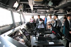 「なとり」の艦橋の説明を受ける