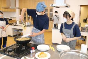 ナトリタン盛り付け作業