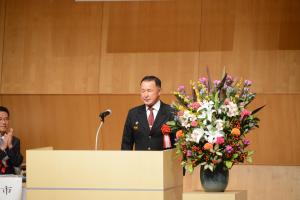 挨拶を述べる萱場副団長