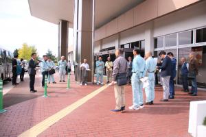 市役所玄関にて出発式