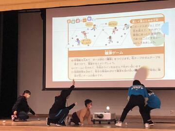 運動遊びを紹介する様子