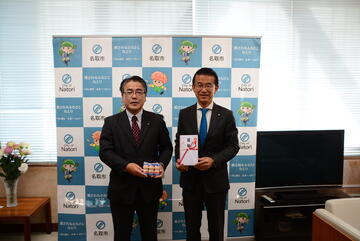 ヤクルトを受け取る名取市長